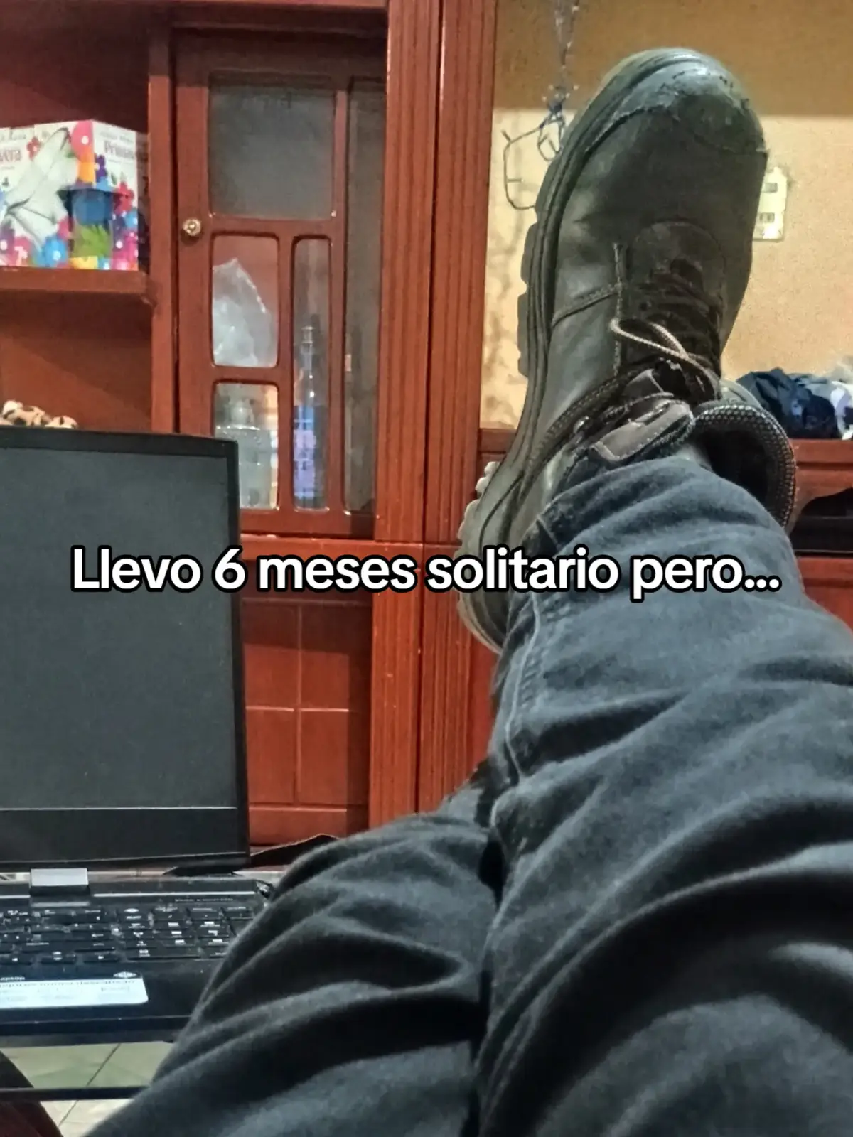 No sé por qué diablos me engaño. Diciendo que te olvide cuando te extraño. Solo comparto memes, yo ya no escribo nada. Y no he borrao' tu foto, solo la puse privada. #badbunny #amor❤️ #teextraño  Te extraño Amy :(