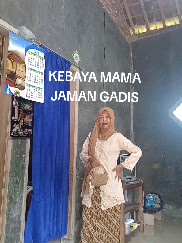 tripod digoyangin terus sama toddler 😁 oke kan kebayanya??? #outfitinspiration #outfitkondangan #fyp #outfitideas #kebaya 