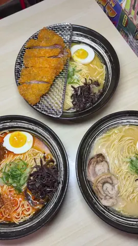 Di jogja masih ada ramen yang harganya 8.000, pantesan aja selalu waiting list. Tempatnya juga gampang dicari,cuman 5 menit dari stasiun lempuyangan. Selain ramen cobain juga sushi mereka, harga mulai 18.000 dan banyak variannya. Gyoza disini juga isiannya full dan nggak alot. Kalo ke jogja jangan lupa ngeramen disini. 📍Sugoi Ramen Jl.Doktor Sutomo No.23 Bausasran, Danurejan, Yogyakarta (dekat stasiun lempuyangan) #ramen #sugoiramen #kulinerjogja #ramenmurah #jogja 