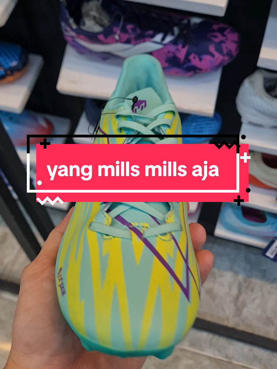 Rekomendasi sepatu bola mills buat kamu nih. cek keranjang kuningnya !  #mills #sepatubola #sepakbola #sepatumills #fyp 