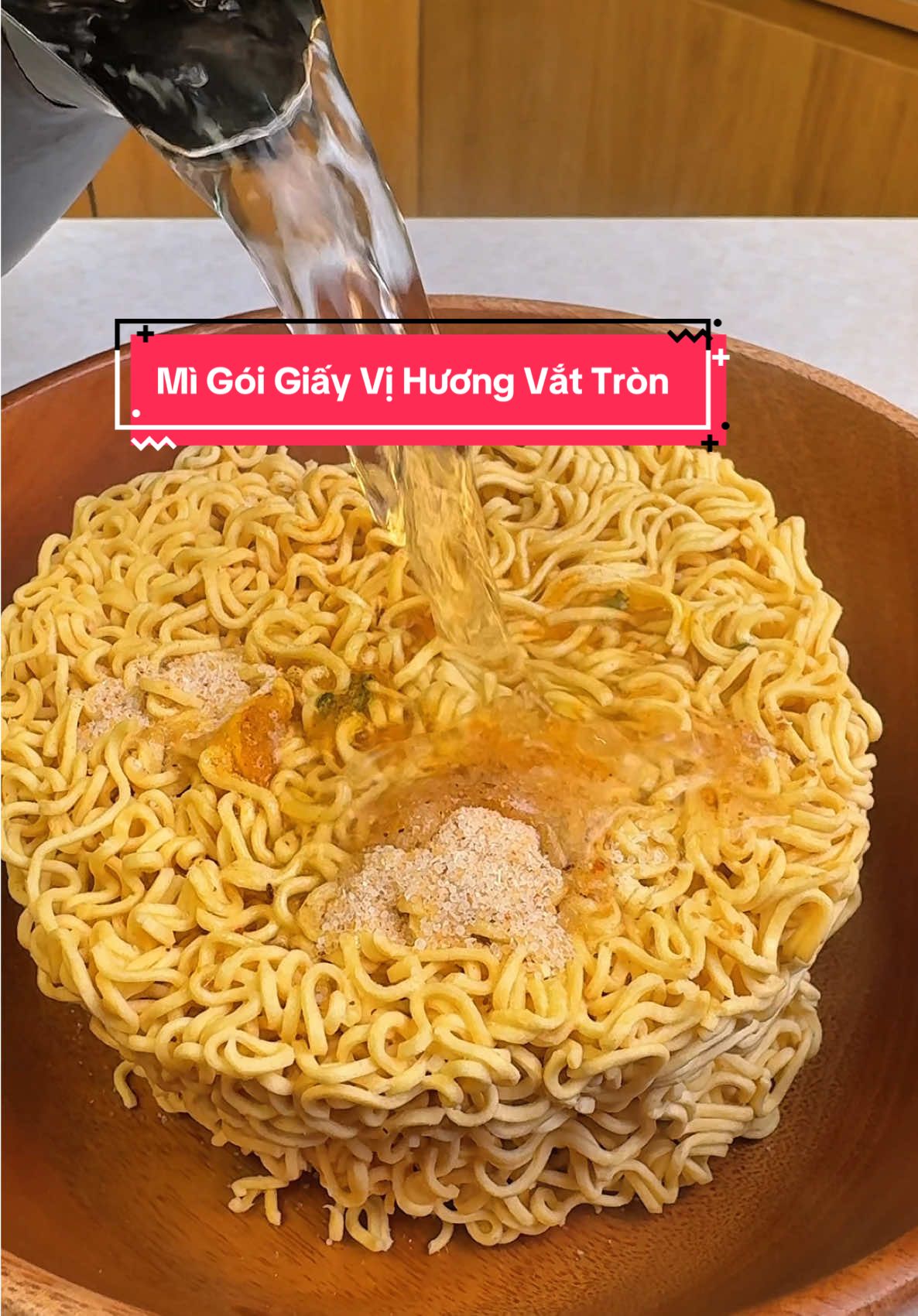 Mấy bà có công nhận với tui khi ăn mì  gói giấy vị hương hai con tôm vắt tròn này nó ngon hơn vắt vuông lắm lun ##bepcuagiao##mukbang##mitom##mivihuong##thienhuongfood