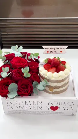 Bếp gợi ý set bánh và hoa cho 20/10 đang tặng những người yêu thương ạ #lililalacake #banhvahoa #banhkemwhipping #setbanhvahoa #cakeflowers 