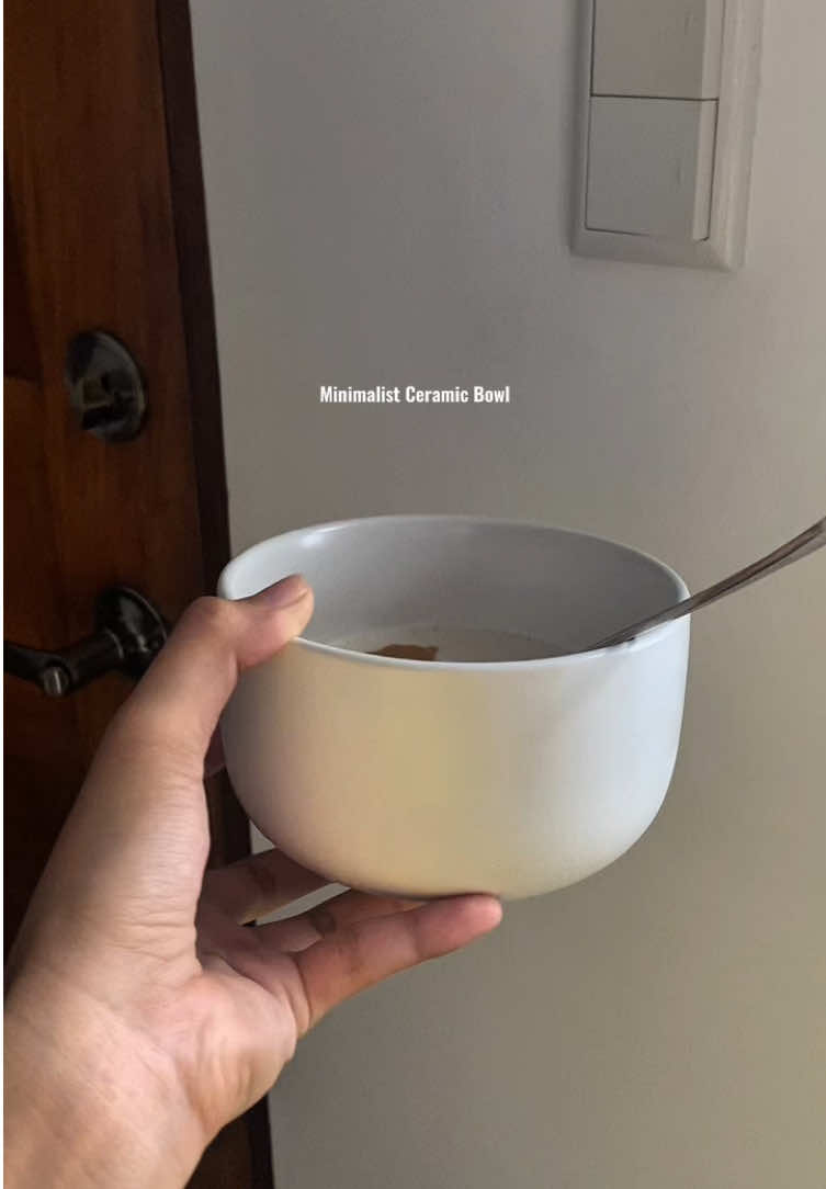 Upgrade your tableware to this minimalist and aesthetic bowl. 🫶🏻 #ceramics #ceramicbowl #tableware 