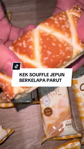 Lembut gebu macam awan, sekali gigit terus cair dengan rasa lemak manis kelapa parut yang padu. 🤍 Tak muak, tak terlalu manis. cukup balance untuk temankan kopi & teh petang. Kalau suka dessert yang ringan tapi premium feel, ini memang must try! 🍰✨ 📦 Ready stock, cepat order sebelum habis! #KekSouffleJepun #SouffleCake #KekGebu #DessertViral #KekKelapa 