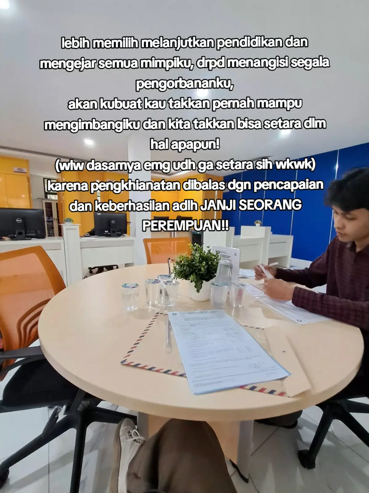 Taun lalu kuliah di dua university Taun ini kuliah di tiga university soundnya caper bgt yaaa btw wkwk