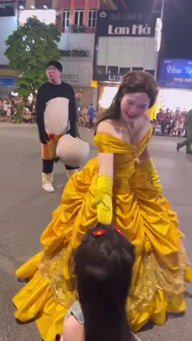 Đi ngắm đèn ❌                                     Đi nắm tay người đẹp ✅ #embedangyeu #trungthu #xuhuong 