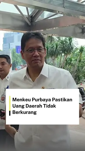 Sejumlah kepala daerah menyampaikan protes terkait rencana pemerintah menurunkan alokasi Transfer ke Daerah (TKD) dalam APBN 2026. Anggaran TKD yang pada 2025 mencapai Rp919,9 triliun, tahun depan turun menjadi Rp692,9 triliun atau berkurang sekitar 24,7% setara Rp226,9 triliun. Menanggapi keresahan itu, Menteri Keuangan Purbaya Yudhi Sadewa menegaskan bahwa dana untuk pembangunan daerah sebenarnya tidak berkurang. Menurutnya, pemerintah pusat justru meningkatkan belanja program kementerian/lembaga (K/L) untuk daerah, dari Rp900 triliun menjadi Rp1.300 triliun. “Program-program untuk daerah naik dari Rp900 triliun ke Rp1.300 triliun. Jadi kita ingin melihat kinerja uang yang lebih efektif,” kata Purbaya saat kunjungan kerja di Surabaya, Kamis (2/10/2025). Ia menjelaskan, meski TKD dialihkan, pembangunan di daerah tetap berjalan melalui program nasional yang langsung digulirkan pemerintah pusat. Bahkan secara total, anggaran daerah justru bertambah secara bersih (net). Namun, Purbaya menekankan pentingnya tata kelola yang baik. Pemda diminta memperbaiki kinerja penyerapan anggaran agar efektif, bersih, dan akuntabel. “Mereka mesti belajar juga, perbaiki cara menyerap anggaran. Jangan nanti ramai-ramai ada penangkapan lagi,” ujarnya. Selain itu, pemerintah tetap memberi ruang bagi daerah untuk mendapat tambahan transfer, asalkan mampu menunjukkan kinerja yang baik. Jika kondisi ekonomi nasional membaik di triwulan I dan II 2026, alokasi TKD bahkan bisa kembali ditambah. Di sisi lain, peran Kementerian Dalam Negeri (Kemendagri) juga dinilai penting untuk mengawal tata kelola daerah, mendorong akuntabilitas, dan memastikan program strategis nasional berjalan efektif di seluruh wilayah. Dengan sinergi Kemenkeu, Kemendagri, dan Pemda, pemerintah optimistis pembangunan daerah tetap berjalan lancar meski terjadi perubahan skema penyaluran anggaran. #kemendagri #yukgasss #TKD