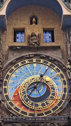 🇨🇿✨ Tiệp Khắc | Praha – Kỳ quan sáu thế kỷ của đồng hồ thiên văn Giữa quảng trường phố cổ Prague, hiện diện một minh chứng đã vượt hơn 600 năm lịch sử – chiếc đồng hồ thiên văn Prague (Prazský Orloj). Không chỉ là cỗ máy đo thời gian, mà còn là sự giao hòa của khoa học, nghệ thuật và niềm tin. Đến hôm nay, nó vẫn miệt mài quay, khiến lữ khách từ khắp thế giới phải dừng chân ngước nhìn đầy ngưỡng mộ. 🕰️ Được chế tác từ năm 1410 bởi bậc thầy đồng hồ Mikuláš, ban đầu, nó không dành cho khách du lịch, mà là công cụ quan trọng giúp nông dân quan sát mùa màng và tinh tú. Qua nhiều thế kỷ, trải qua những lần tu bổ – đặc biệt là sau bom đạn Thế chiến II – chiếc đồng hồ đã trở thành biểu tượng linh hồn của Praha. Được gắn trên tường Gothic của tòa Thị chính Cũ, đồng hồ gồm ba phần: ✨ Ô cửa trên: mỗi khi điểm giờ, chú gà trống vàng cất tiếng gáy, các tông đồ lần lượt xuất hiện chào nhân thế. ✨ Mặt thiên văn: trái tim của đồng hồ, mô phỏng cổ tinh bàn, thể hiện quỹ đạo mặt trời, mặt trăng, hoàng đạo, ngày đêm và cả “thời gian Bohemia” cổ xưa. ✨ Lịch vòng tròn: minh họa bốn mùa và đời sống lao động. Những đường cong mạ vàng chia ngày thành bình minh (aurora), rạng đông (ortus), hoàng hôn (occasus) và chạng vạng (crepusculum). Mặt trời và mặt trăng chuyển động chậm rãi, nhắc nhở về dòng chảy bất tận của thời gian. ⏳ Mỗi khắc tròn giờ, đồng hồ lại trình diễn một “vở kịch cơ khí” mê hoặc: những tượng gỗ chuyển động, bộ xương cầm lục lạc gõ nhịp nhắc con người về cái chết, kẻ tham lam và kẻ phù hoa xuất hiện như lời cảnh tỉnh, còn bóng dáng các tông đồ lại hiện ra như những vị thần hộ mệnh của thành phố. Đồng hồ thiên văn của Prague không chỉ là cỗ máy tính giờ, mà là linh hồn thầm thì của cả thành phố. Nó kể rằng: thời gian có thể ghi lại bằng kim và bánh răng – nhưng giá trị vĩnh cửu chính là ký ức và sự đồng điệu với lịch sử. #Prague #ĐồngHồThiênVăn #PrazskyOrloj #DuLịchSéc #ChâuÂuKỳDiệu 🕊️🌌