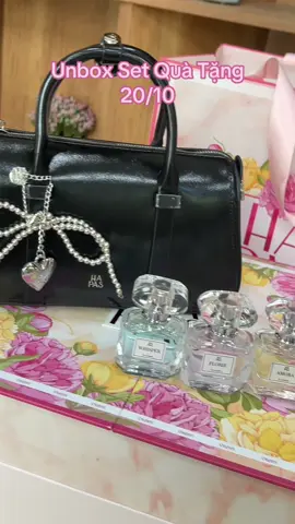 🌸 Đẹp từ hộp quà tới từng chi tiết nhỏ                                  #HAPAS #YEUTUDIEUNHONHAT #QUATANG2010 #TuiXachNu #OOTD 