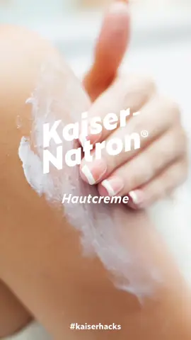 Das geht auf die Haut! Wir haben eine Hautpflegecreme gemacht, die eine wunderbar zarte Haut macht. Zunächst bringst Du 4 TL Kokosöl, 2 TL Sheabutter und 3 EL Mandelöl zum Schmelzen. Du gibst 4 TL Natron und 2 TL Zinkoxid in eine Kaffee-/Gewürzmühle oder Mörser bis ein feines Pulver übrig ist. Du verrührst nun alles miteinander. Nach Belieben können noch ätherische Öle zugefügt werden. Du füllst die Creme nun in ein desinfiziertes Gefäß ab und lagerst sie kühl. Die Creme sollte innerhalb eines Monats aufgebraucht werden. Kokosöl und Sheabutter spenden Feuchtigkeit und haben entzündungshemmende Eigenschaften. Zinkoxid hat eine antibakterielle Wirkung. Mandelöl stärkt die Hautbarriere. Natron unterstützt die Haut beim Regenerieren des natürlichen Säureschutzmantels. Das Mandelöl und ätherische Öle benutzen wir immer von @TAOASIS Natur Duft Manufaktur 
 #kaisernatron #kaiserhacks #natron #skincare #hautpflege                  
 
 
