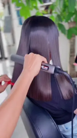 Không có thời gian chăm tóc thì cứ duỗi hơi nước cho mềm mượt nha chị em #duôihơinước #duoitunhien #duoiion #duoihydro #salondongphuong #tocbobngan 