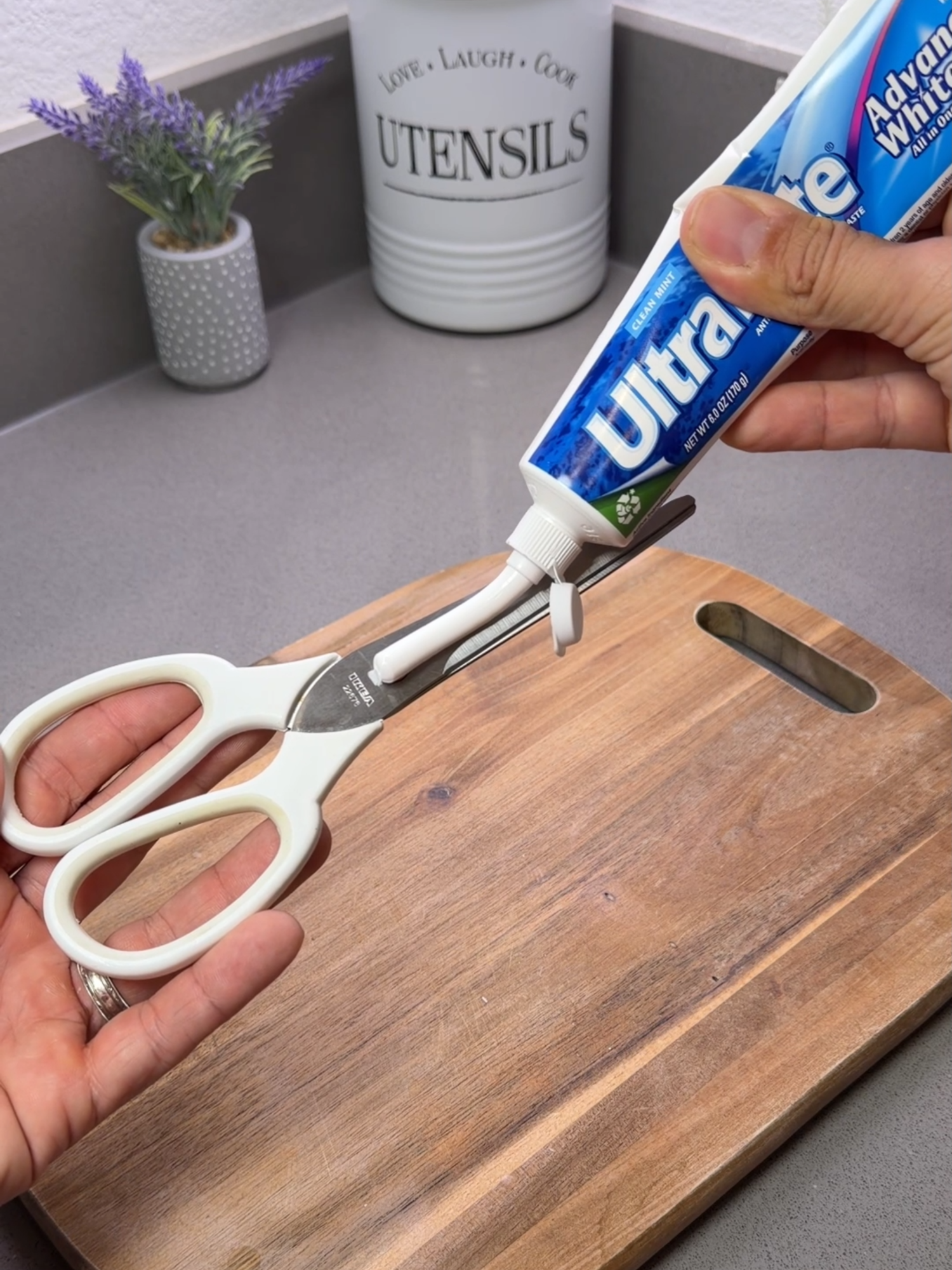 Stop throwing away dull scissors—try this instead! ✨#scissors #homehacks #tipsandtricks