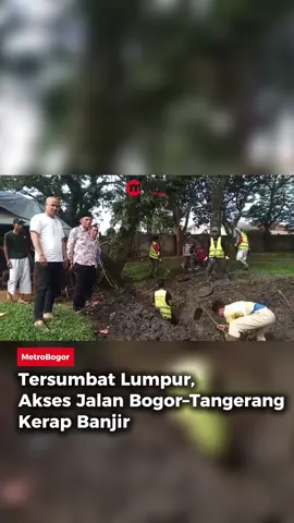 Jalan Raya Cicangkal–Legok, tepatnya di Desa Sukamulya Kecamatan Rumpin, Kabupaten Bogor, kerap dilanda banjir akibat drainase yang tersumbat lumpur.  Kondisi ini membuat akses penghubung Bogor menuju Cisauk, Tangerang, sering terganggu. Untuk mengatasi hal tersebut, jajaran UPT Jalan dan Jembatan Wilayah V Leuwiliang Dinas PUPR Kabupaten Bogor melakukan normalisasi drainase, Jumat (3/10/2025). Kepala Desa Sukamulya, Ihwal Nur Arifin atau yang akrab disapa Iip, menambahkan bahwa penanganan banjir ini juga menyasar area perumahan Tirtawarna yang kerap terdampak saat musim hujan.  Menurutnya, pekerjaan dilakukan secara manual terlebih dahulu, dan akan dilanjutkan menggunakan alat berat pada pekan depan. Video: Nasir/MetroBogor .  #jalan #drainase #lumpur #jalancicangkal #metrobogor  