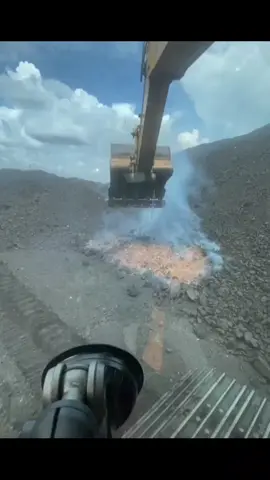 Pantang Pulang Sebelum Padam😎 #fyp#operatormuda #operator_excavator #kulitambang #anaktambang 