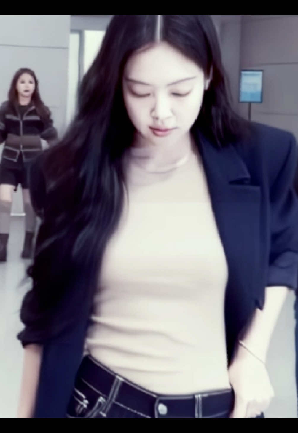 she's mine #jennie #jenniekim #jennieedit #jennieairport #jennieblackpink cc: jnkbabys jennie airport. headling to paris fashion week for chanel. jennie edit airport.