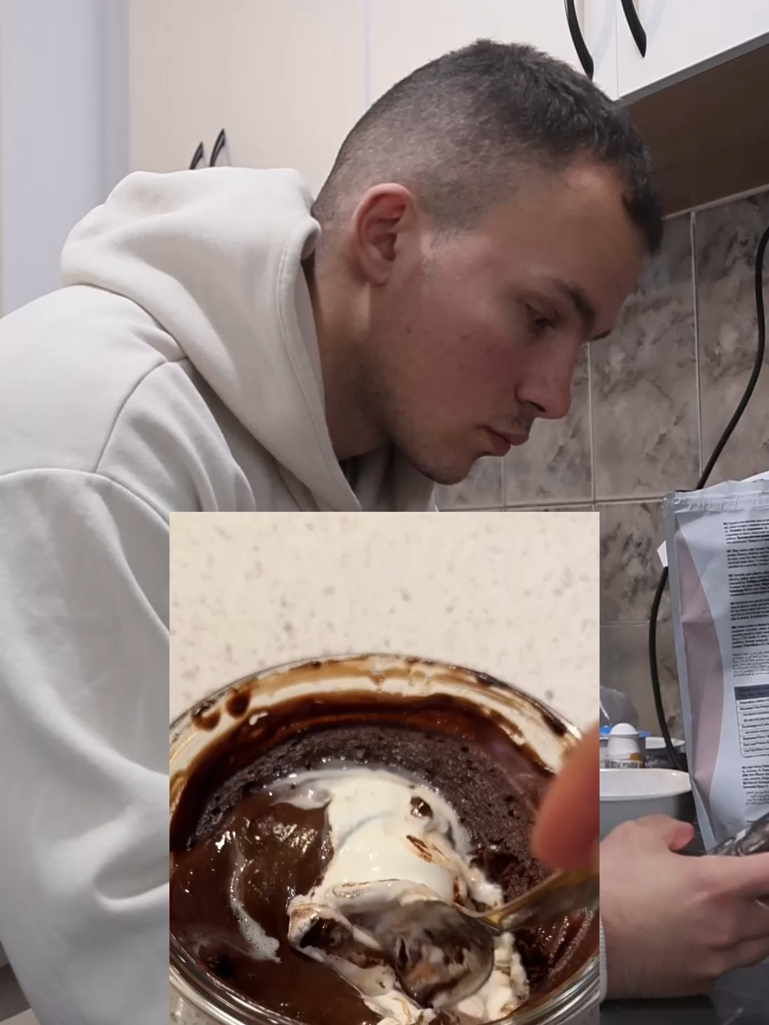 3 MIN PROTEIN LAVA CAKE 🍫 INGREDIENTE: 👇 1 ou 75g iaurt grecesc simplu 2% 5g sirop fără calorii LIDL 18g cacao pudră 25g pudră proteică INSTRUCȚIUNI: 👇🏽 - Amestecă toate ingredientele într-un vas termorezistent pentru microunde - Gătește la microunde 60-90 secunde pentru o consistență de lava cake sau 3 minute pentru o consistență de brownie - Savurează! Reteta a fost luata de la @hosseinfitness_ ! Thanks brother!