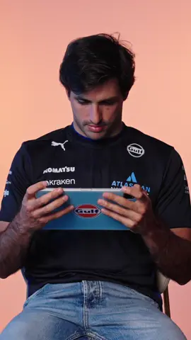 الفائز في سباق لومان عام 1975، الـ GR8 يحتل مكانة خاصة في تاريخنا 🏆 ومن الواضح أن كارلوس كان من المعجبين به مجددًا! 🎙️ استمعوا لتعليقاته ومقارناته مع رياضة السيارات الحديثة. هل تتفقون مع كارلوس أنه يستحق تقييم 9/10؟ #GulfOil #TogetherWeAreUnstoppable #CarlosSainz #F1 #Motorsport #AtlassianWilliamsRacing