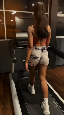 Focused on glutes, focused on results! 👊  Only at Fitness Kingdom Maharagama 💪🏼 Call 0777072952  #fitnesskingdom #fitnessgoals #fyp #fitnesskingdomlk #maharagamagym 