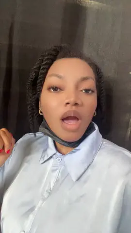 Muitas pessoas ainda não sabem, mas é totalmente normal termos duas ou até três texturas diferentes no mesmo cabelo! 💫 Sabe aquela reclamação comum das cabeleireiras,  “a parte de trás é mais leve, o meio é mais grosso, e a frente é mais lisa”? Pois é, isso acontece porque o nosso couro cabeludo não produz fios idênticos em todas as zonas. 👉🏽 É normal que: 	•	a parte traseira defina mais facilmente, 	•	o meio pareça mais grosso e resistente, 	•	e a parte frontal tenha um toque mais liso ou fino. Você pode ter um cabelo 3C com outras partes 4A, ou um 4C com zonas 4B e está tudo bem! 🌿 Cada parte tem o seu comportamento, e entender isso é o primeiro passo para cuidar do cabelo com mais amor, paciência e o tratamento certo. 💛 #DeusnoComando  #CabeloNatural #TexturaReal #AutenticidadeCrespa #BelezaComIdentidade 