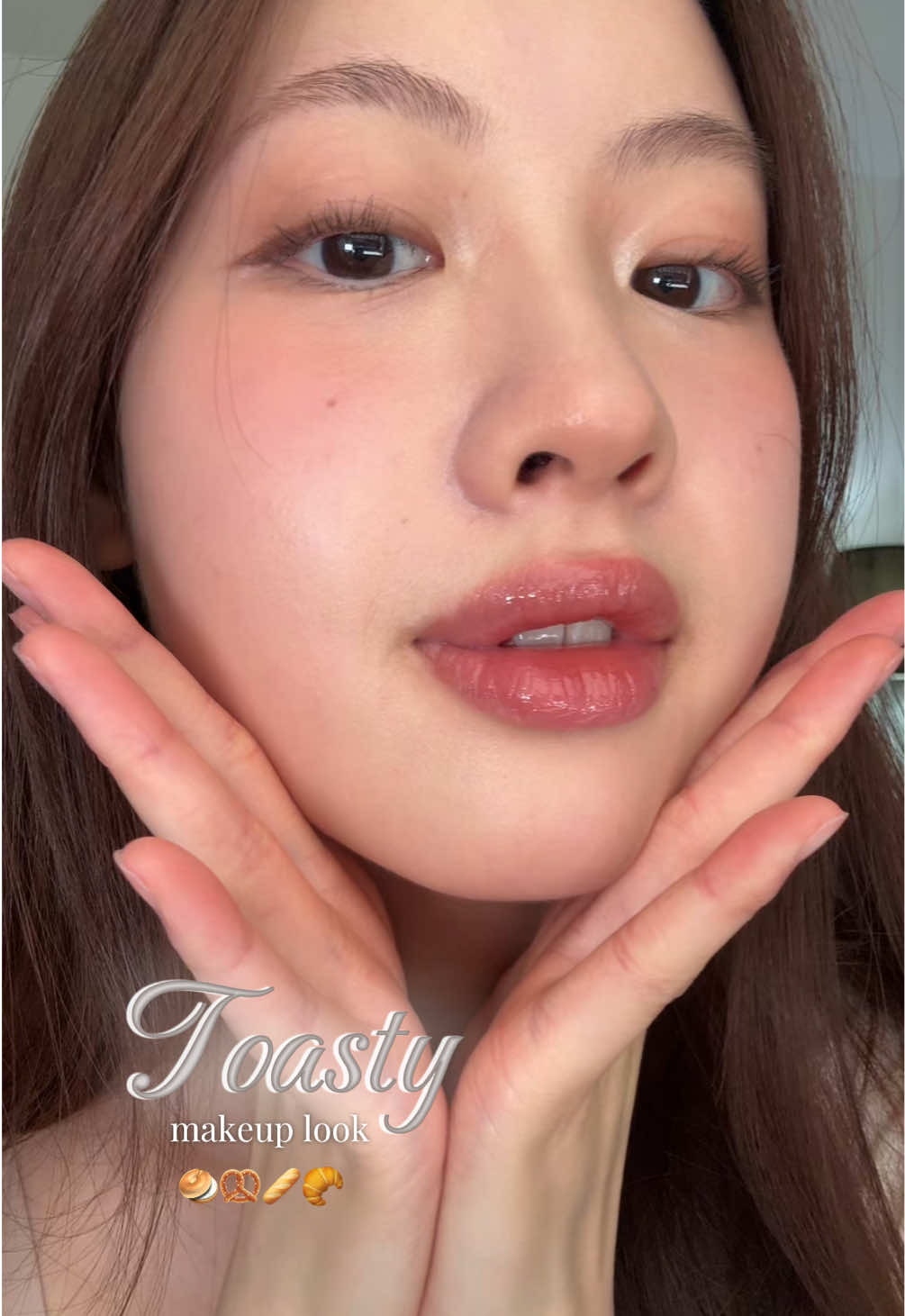 this is my go-to makeup look now I absolutely love looking a little sunburnt and (too) warm !!! 🌞🌞  here’s what I used! 😼 foundation: @entropy.global concealer: @glow  brows: @롬앤 romand  eyeshadow: @HEMEKO  eyeliner: @D-UP｜ディーアップ + @Judydoll_my  blush: @Banila Co USA  mascara: @cliocosmetics_official  contour/highlighter: @Judydoll_official  lippie: @Unleashia Global  #toastymakeup #blush #makeuplook #kbeauty #cbeauty 