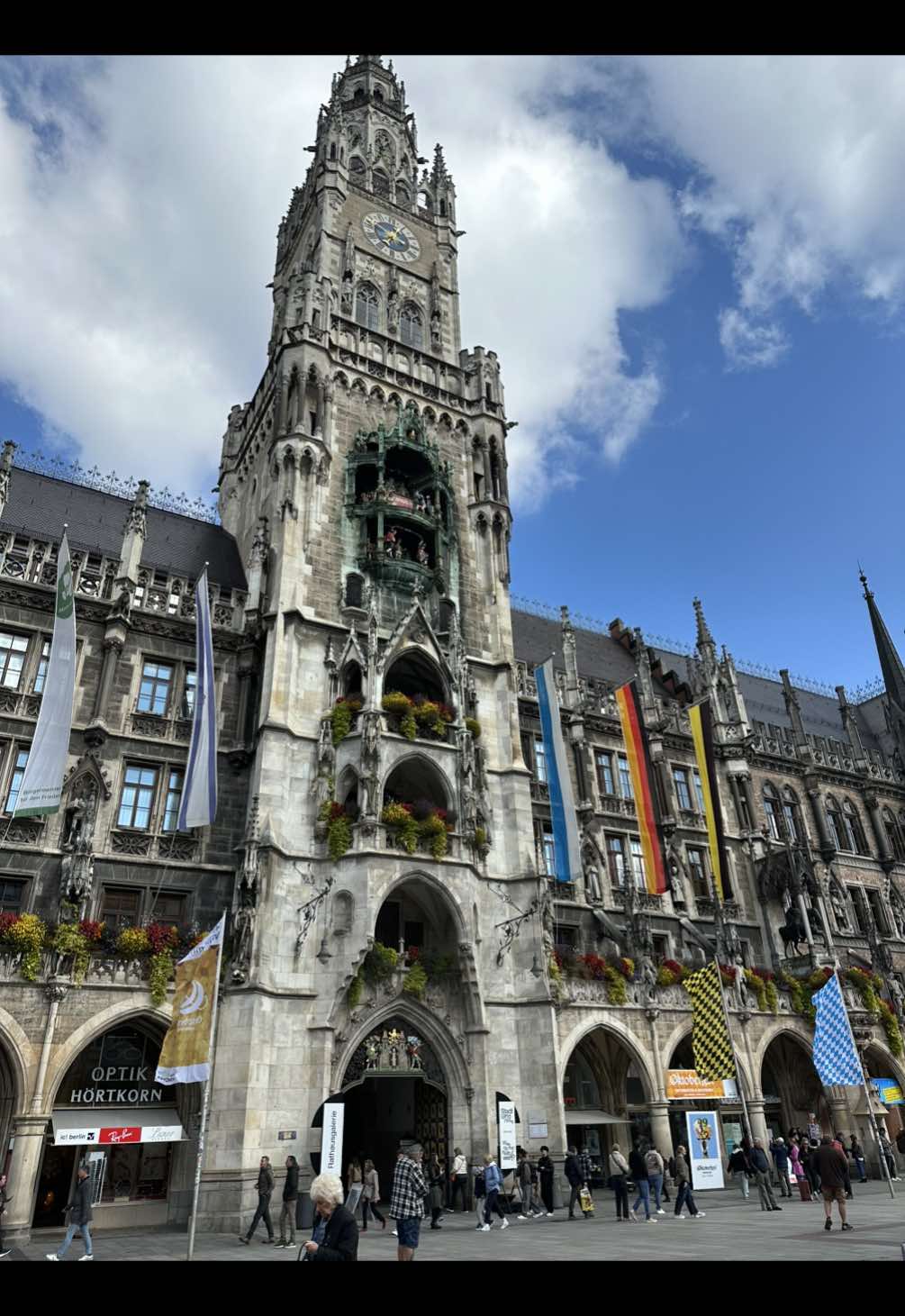 Múnich airport was shut down and all flights grounded due to a drown sighting! This is the second time in 24 hours this has happened. #munich #munichairport #dronesightings #germany #oktoberfest 