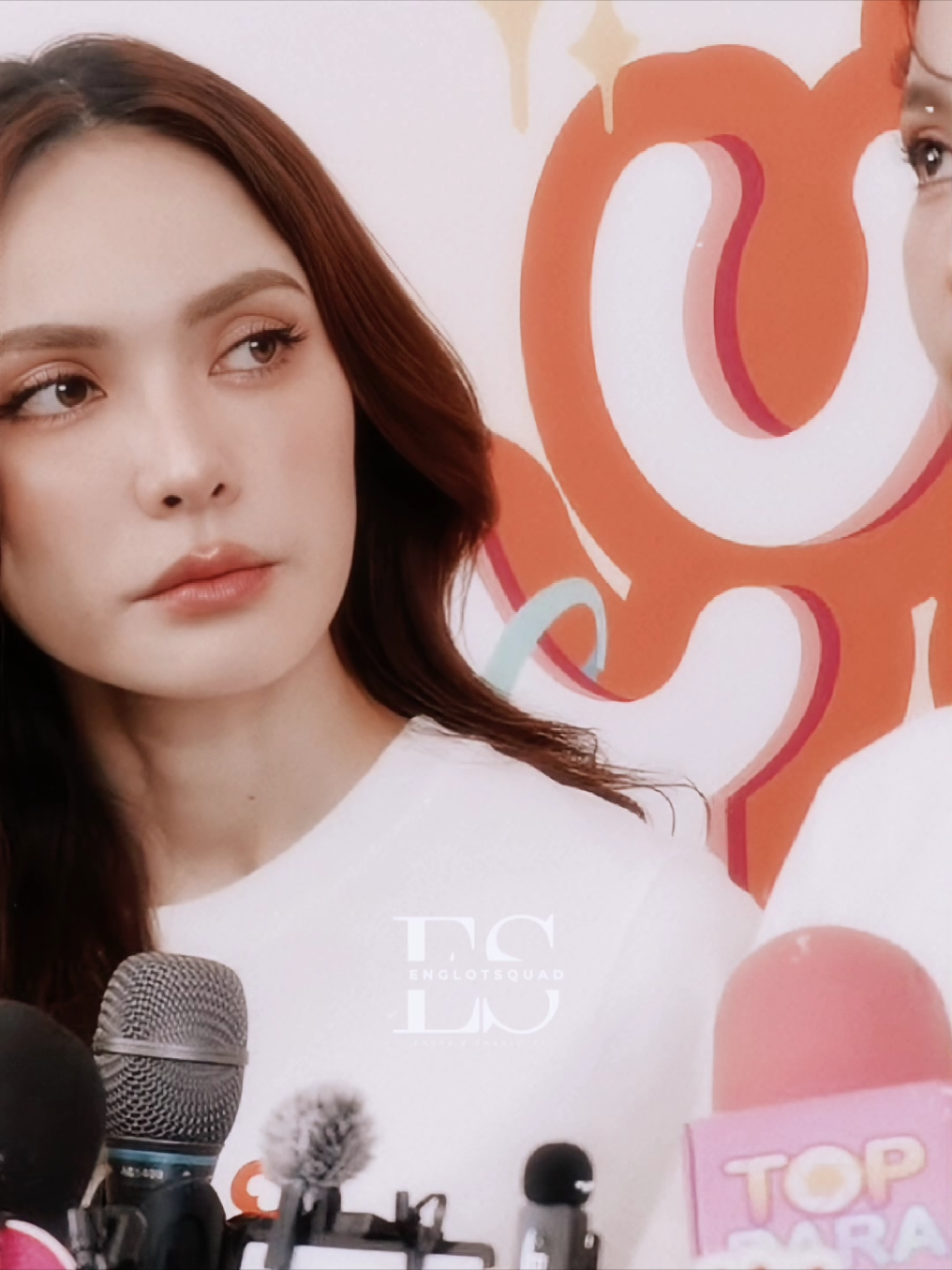 There’s something magical when Charlotte’s eyes meet Engfa’s. It’s soft, calm, and filled with a kind of affection that speaks without words. There’s admiration, belonging, and care — as if, in that moment, the whole world went silent just for them to recognize each other. Charlotte doesn’t just look at Engfa… she sees her, like someone who finds peace in the middle of chaos, like finding a safe place in another soul. A look that doesn’t need words, because it already says everything: “it’s you.” 🩷🩷 #อิงล็อตทุกชาติไป💕👑🌻 #englot #charlotteaustin #engfawaraha #อิงล็อต 