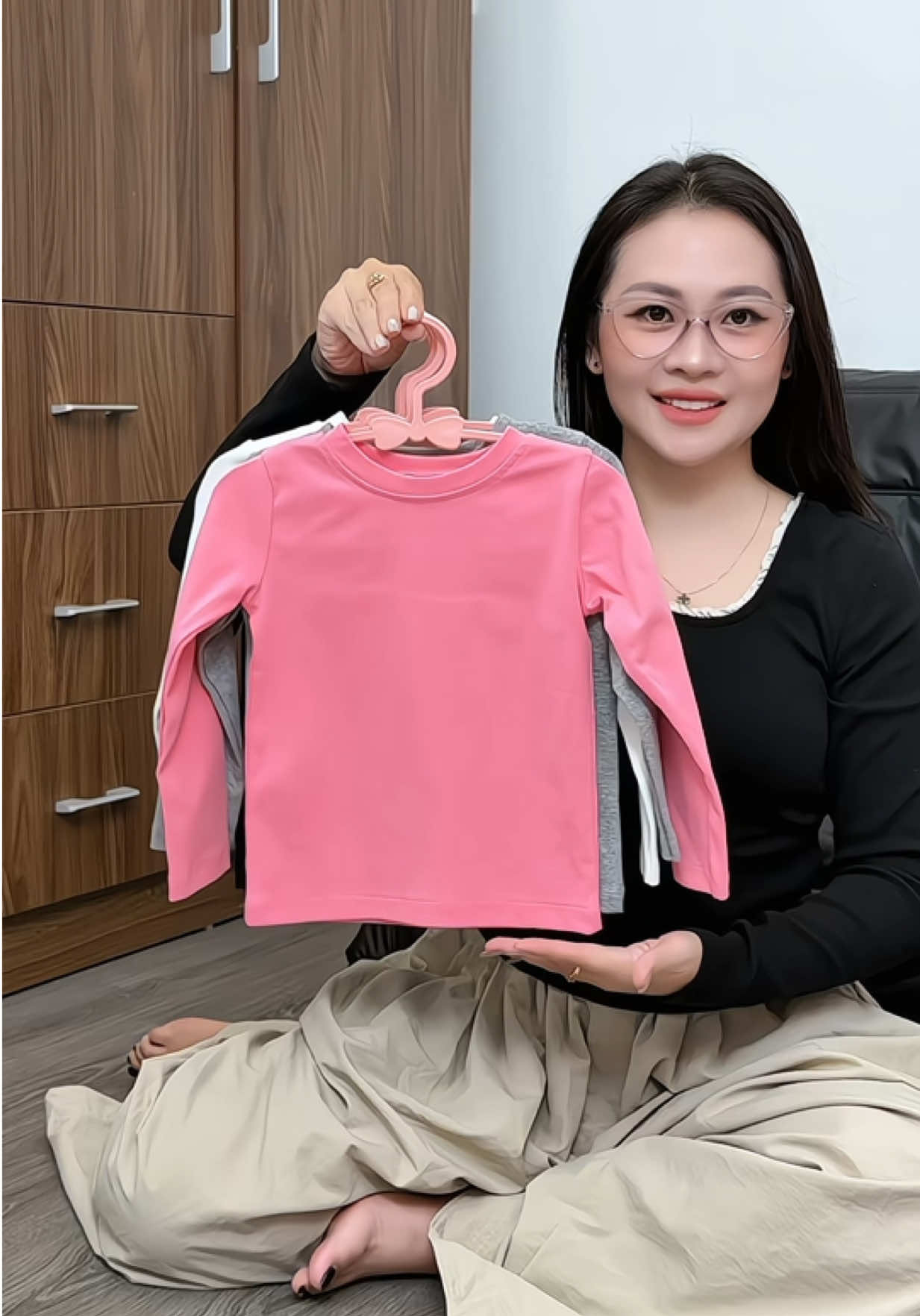 Áo dài tay chất vải zip bé mặc thời tiết thu se se lạnh quá hợp lí #babykidsbg #aodaitaybegai #aobegai #aochobegai #thoitrangtreem 