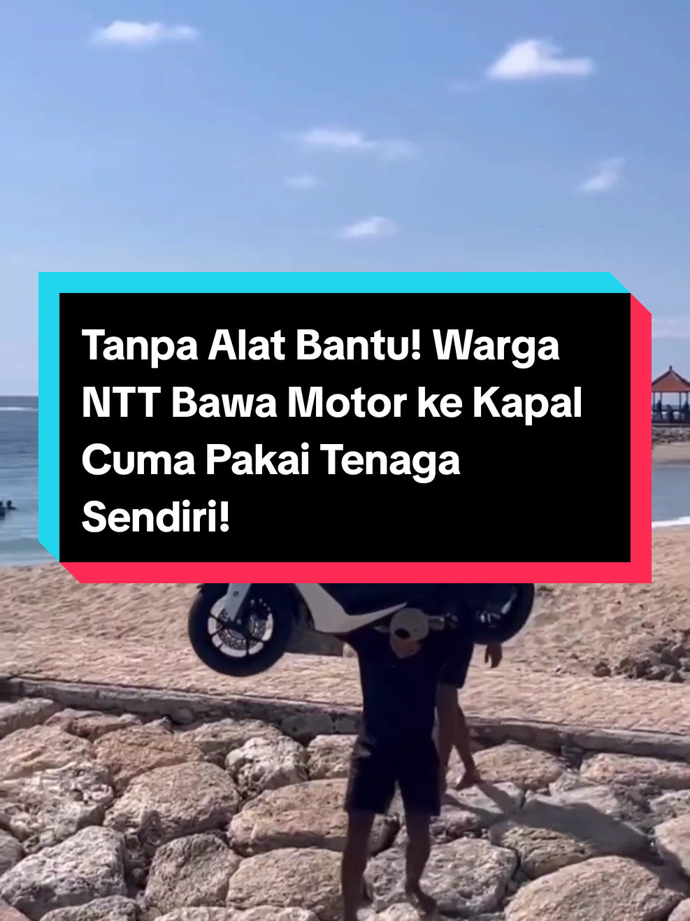 Tanpa alat bantu, warga NTT terlihat mengangkat motor ke kapal hanya dengan tenaga sendiri 💪 #NTT #ViralNTT    #GotongRoyong  #ViralIndonesia #PerjuanganWarga 
