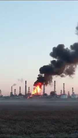 КИРИШИ ПОД УДАРОМ — ГДЕ ЗАЩИТА? Сегодня ночью вновь зафиксирован прилёт по НПЗ «Киришинефтеоргсинтез». По словам очевидцев, дронов было немало, но, похоже, сбить ни один так и не удалось. Ситуация вызывает вопросы — ведь на укрепление объектов тратятся огромные средства, однако эффективность обороны остаётся под сомнением. Если удары по промышленным объектам продолжатся, Ленинградская область может столкнуться с серьёзными перебоями в поставках топлива. Уже сейчас на некоторых заправках фиксируются очереди и рост цен. Хотелось бы верить, что выводы всё же будут сделаны, и подобные инциденты не повторятся. #россия #СВО #дрон 