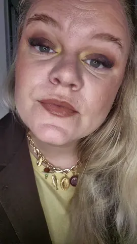look du jour  palette @BEAUTY BAY  ral @maccosmetics teinte fresh brew  haut jaune @Vib’s  ensemble marron @Kiabi  bo @SHEIN France collier @H&M  #lookdujour #maccosmetics #beautybay  #kiabi  #vibs 