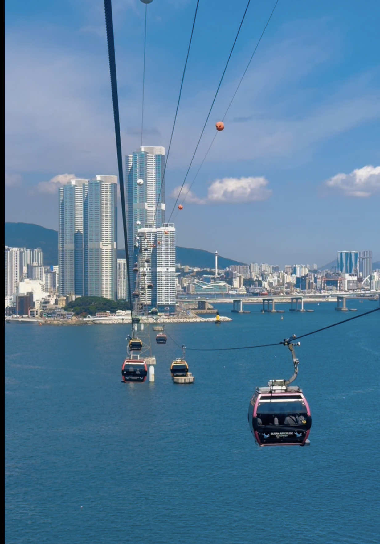 坐一次身心靈舒暢 📍釜山。松島海上纜車 Busan , Songdo Cable Car - 松島海上纜車是一條橫跨松島灣的空中纜車 從松島灣站出發到松島 Sky Park全長 約1.62 公里 也是全韓國最長的海上纜車 分為「松島灣站」和「松島 Sky Park 站」 如果你是來回可以直接從松島灣站出發 單程則可以從Sky Park出發從松島灣搭車離開 坐到Sky Park 旁邊有一條龍宮空中步道很美 也可以沿著周圍步道走去漁市場吃海鮮 ⚠️ 松島龍宮空中步道：₩1000 松島空中纜車：水晶透明纜車 ₩22000(來回） 可以用釜山Pass兌換 - ▫️地址：부산광역시 서구 송도해변로 171 ▫️座標：32GF+HC 釜山 南韓 ▫️時間：09:00 - 21:00 - #韓國景點 #釜山景點 #busan #WorldCreatorFestival #busantour     @부산 월드크리에이터페스티벌 공식채널  