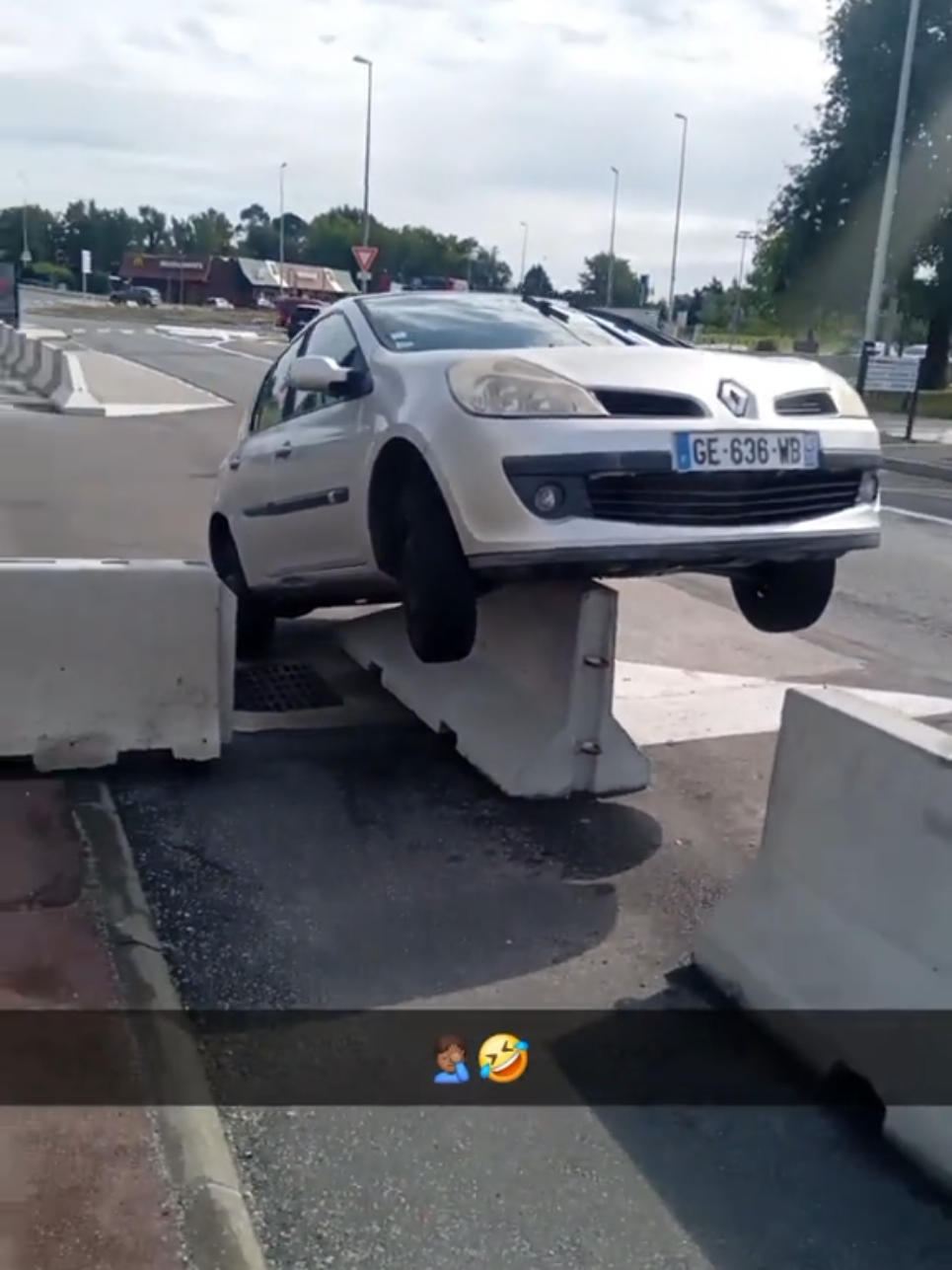 Li la prend le terre plein la pou un rampe de décollage y'a endirait...🤔😅🤣 #pourtoii #fyシ゚ 