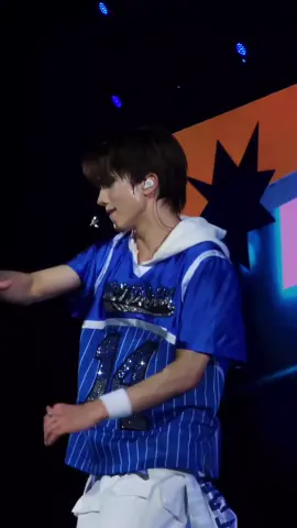 dia yang senyum, gw yang salting 🫠 #jisung #nctdream 