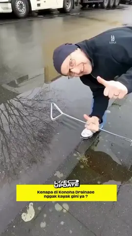 Wiiihh hehehe . “Wah bule ini berani banget ya… bersihin drainase yang mampet, padahal kan bisa dibiarin sampai banjir, biar keliatan dramatis dan ada proyek baru lagi 😌💸” Di luar negeri: Air ngalir setelah saringan diangkat. Di sini: Air tergenang biar proyek tetap mengalir. Nggak usah repot bersihin, tinggal tunggu musim hujan— kan nanti bisa tender darurat banjir. Sc: @loiji.id