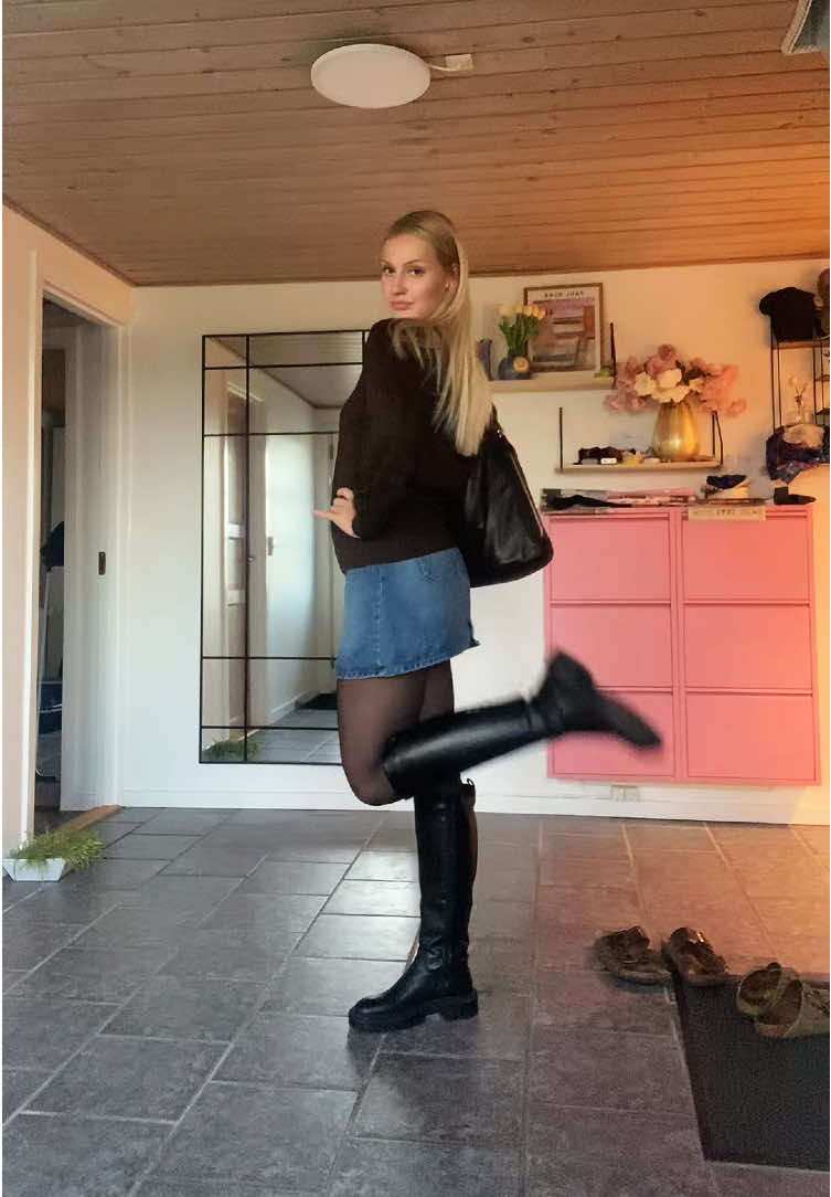 Apparently my sweater has a stain and I did not realise #fyp #OOTD #outfit #autumnoutfit #falloutfit 