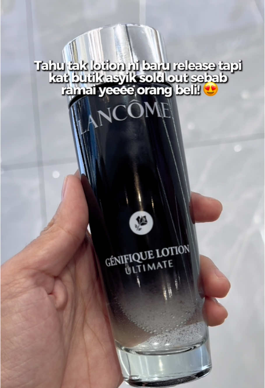 Ramai ingat ni toner, tapi sebenarnya essence lotion tau 💧 Tekstur ringan macam air, tapi efek dia wow! Bantu lembapkan, tenangkan & kuatkan skin barrier.  Nak kulit terus glowing & smooth? Pakai lepas cuci muka, sebelum serum ya ✨ #LancomeMY  #lancomeskincare #GlowingSkin #hydratedskin #skincaretips 