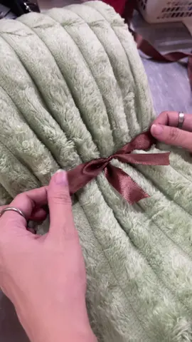 Wide striped fleece blanket 💚#fyp #kiandrahome #cozy #blanket #kiandrahomeplaidvelvetfleeceblanket 