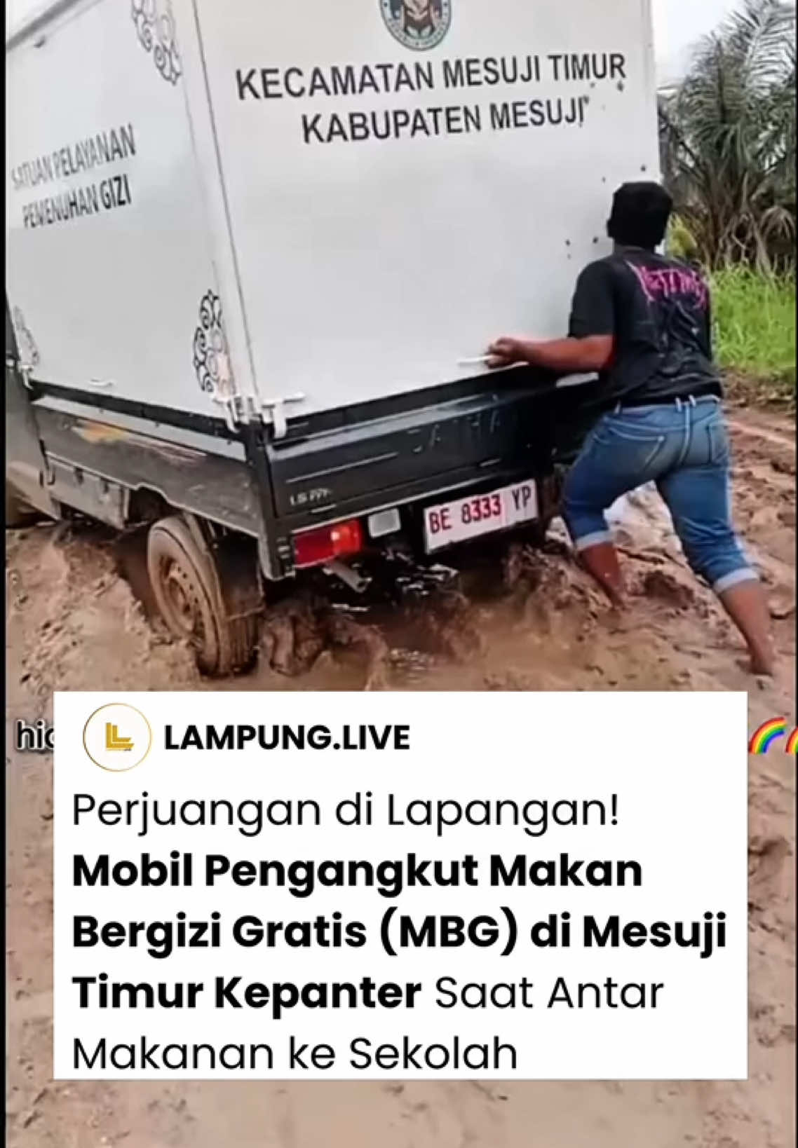 Perjuangan di Lapangan!  Sebuah mobil box pengangkut Makan Bergizi Gratis (MBG) di Mesuji Timur tampak kepanter di jalan berlumpur saat hendak mengantarkan makanan ke sekolah.  Video yang beredar memperlihatkan kondisi jalan yang licin dan becek, membuat kendaraan sulit melintas. Meski begitu, petugas di lapangan tetap berusaha agar makanan bisa sampai ke tangan siswa tepat waktu. Semoga jadi perhatian bersama agar akses distribusi program seperti ini bisa lebih lancar dan aman ke depannya.  #LampungLive #Mesuji #Lampung #MakanBergiziGratis #MBG 