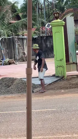ជាឪពុកទោះត្រូវស្លាប់មួយជំហៀងខ្លួនក៏ស៊ូមកធ្វើការរកលុយដើម្បីគ្រួសារកូនប្រពន្ធ...🥺