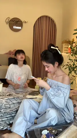Mở mắt ra thấy sống trong nhung lụa goyyyy 😆 làm hàng chứ miệng 2 đứa lúc nào cũng tía liaaaaa 🦭 #viral #trending #banhang #banhangonline 