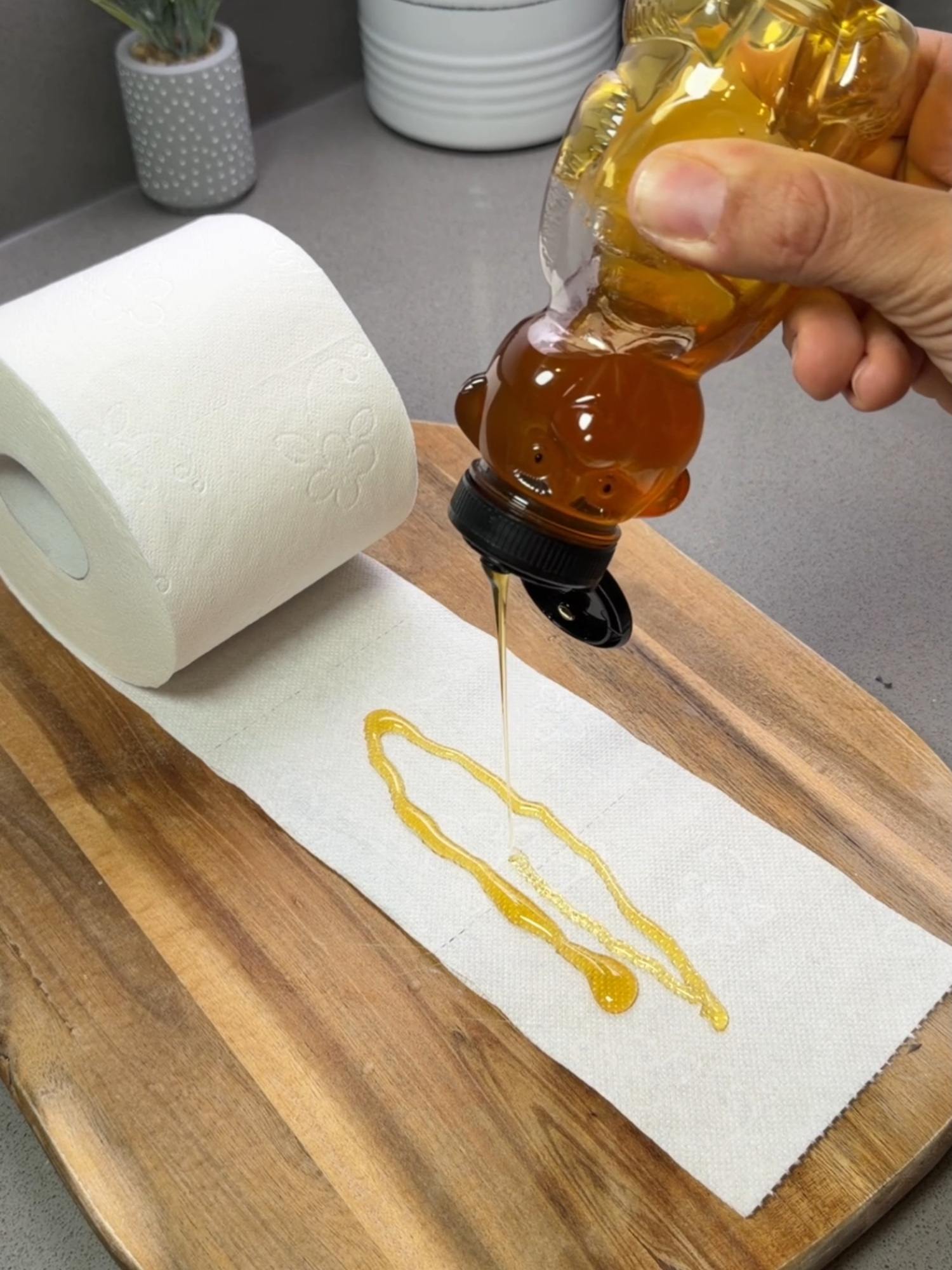 This weird honey trick works better than you think! 🍯💥 #homehacks #tipsandtricks #pestcontrol