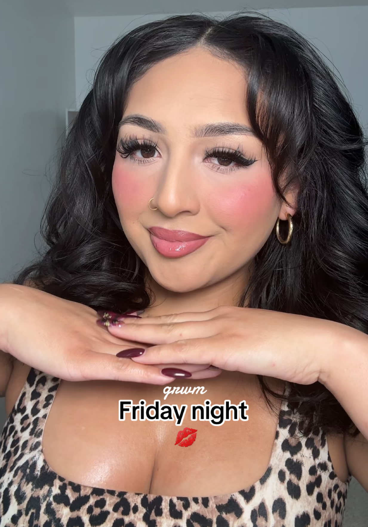 TGIF 💋 skin prep: @rhode skin brows: @NYX Professional Makeup @Rare Beauty @ArdellBeauty brow clean up: @morphe brush + @IT Cosmetics concealer @Neutrogena primer: @milkmakeup foundation: @Estée Lauder concealer: @Natasha Denona bronzer: @Charlotte Tilbury powders: @Huda Beauty @Givenchy Beauty powder blush: @Fenty Beauty powder contour: @MakeUpForEverUSA powder bronzer: @hudabeautyshop setting spray: @ONE SIZE BEAUTY @DIBSBEAUTY lip liner: @Morphe Cosmetics lipstick: @M.A.C Cosmetics Store @maccosmetics lipgloss: @Haus Labs eyeliner: @SACHEU Beauty US mascara: @caliray beauty mascara primer: @Lancôme undereye brightening: @Kosas face highlight: @loréal paris usa #grwm #viral #makeup #makeuptutorial #maquillaje 