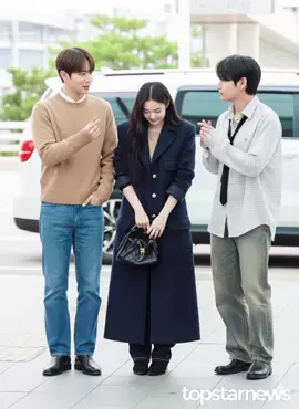 Magkakasama at magkakasabay talaga sila.. Natawa na lang si Jennie 😝🤣🤣... #shippers #Jennie #fyp #OA #KPOP