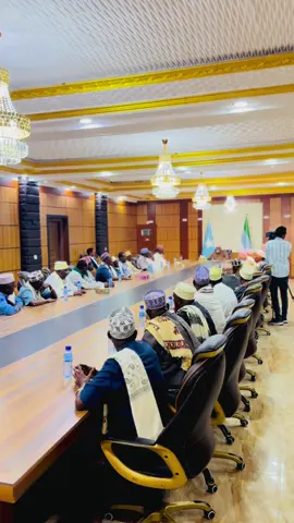 #madaxweyneahmedmislaam ayaa maanta kulan la yeeshay Odayaasha dhaqanka Jubaland iyadoo kulankan lagaga hadlay Xaalada guud ee Siyaasada dalka. #fyp #viraltiktok #fyppppppppppppppppp #Birjeex⚔️ 