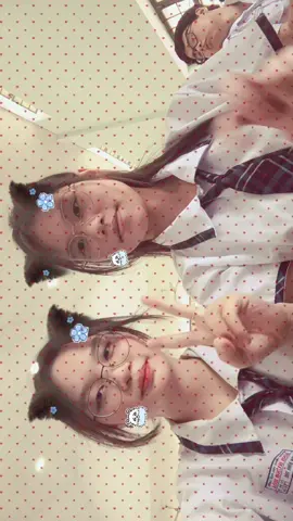 tự nhin có hai nhỏ ngồi đây 👀