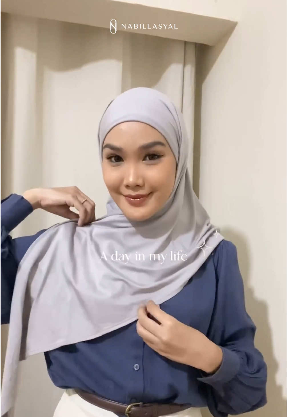 Warna light grey dari Nura Series = effortless elegance. Mudah dipadu padankan untuk semua gaya ✨ #nabillasyal #byebyejarumpentul #nuraseries #semiinstantpashmina 