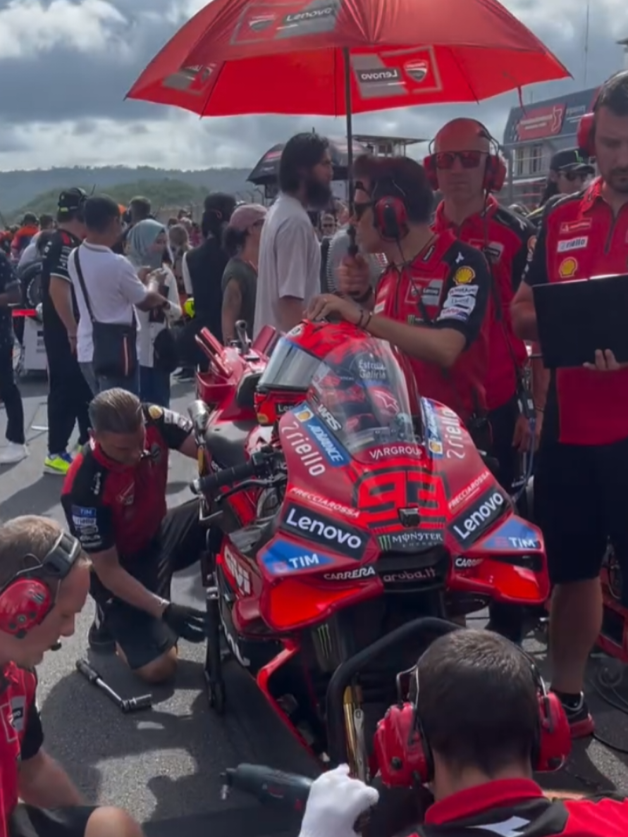 P.7 in Sprint race, but it's ok 👌🇮🇩 🎥 vid by : @calengklik @aldi_reynaldi_ar 🙏 #motogp #marcmarquez #weare93 #indonesiangp #todorojo🔴 