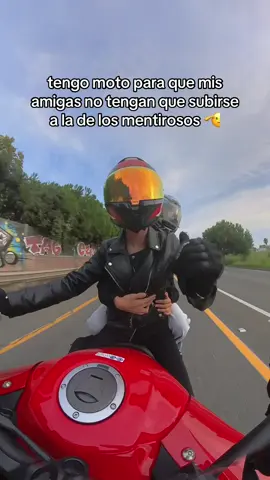 asi mucho mejor ;)  #onvres #moto #motogirl #parari #honda ç