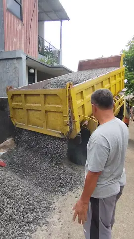 proses bongkar batu split diameter 1/2 cm info dan pemesanan 081315448653 #pemborongjakarta #proyekjakarta #kontruksibogor #perumahanbogor #pemborongbogor 