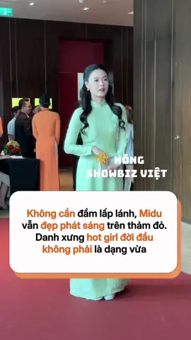 Không cần đầm lấp lánh, Midu  vẫn đẹp phát sáng trên thảm đỏ.  Danh xưng hot girl đời đầu  không phải là dạng vừa #TinhHoaViet #TinhHoaVietAwards2025 #midu 